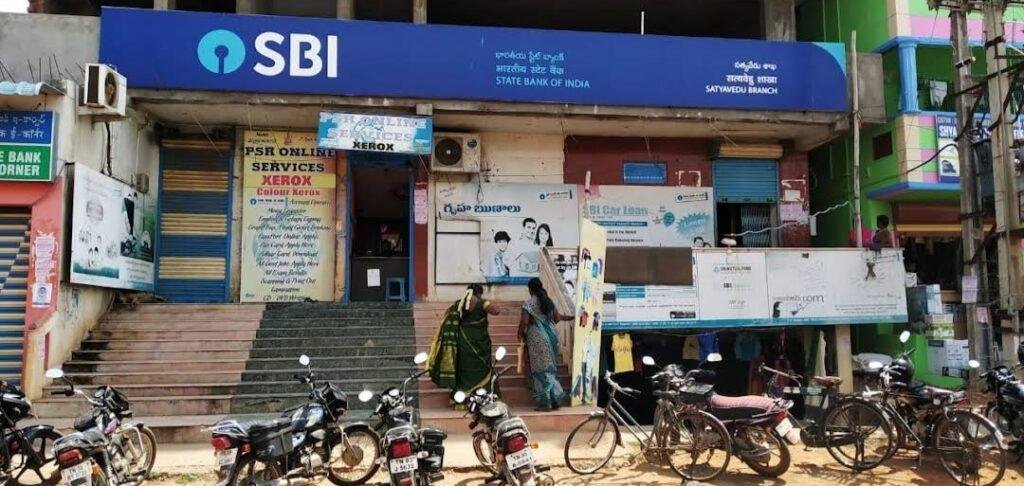 బ్యాంక్ అధికారుల తీరుపై రైతుల ఆవేదన
