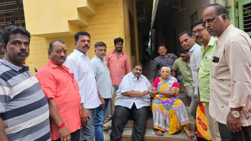 పెన్షన్లను పంపిణీ చేసిన పులిగోరు మురళీ కృష్ణారెడ్డి