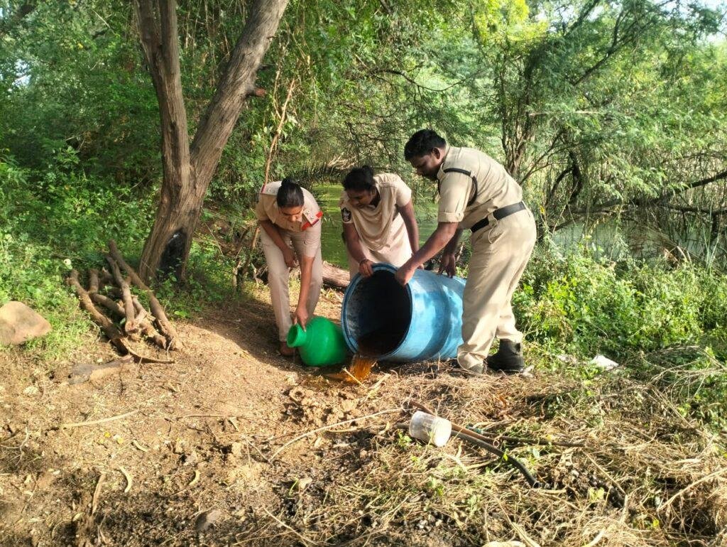400 లీటర్ల నాటు సారా  ఊట ద్వంసం