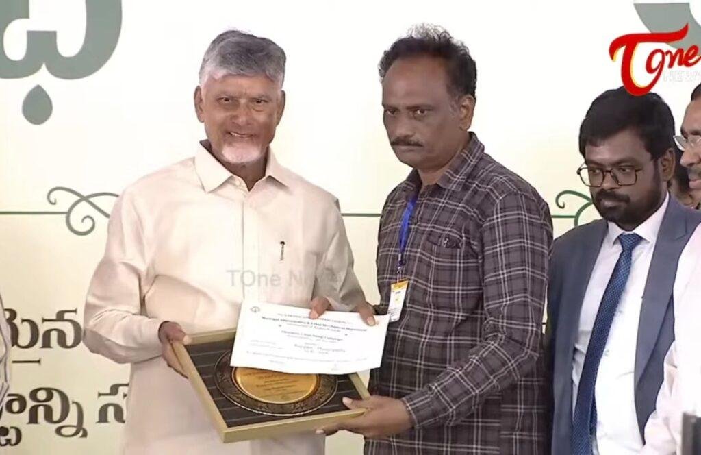 ఆపరేషన్ క్లీన్ స్వీప్ కు అవార్డు అందుకున్న పురపాలక సంఘం కమిషనర్ శ్రీనివాసరావు