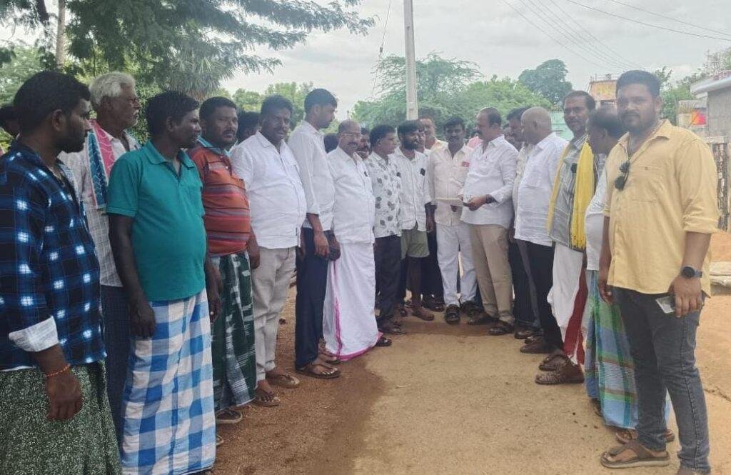 కార్యకర్తను పరామర్శించి భరోసా ఇచ్చిన కె.వి.బి పురం మండల టీడీపీ నాయకులు