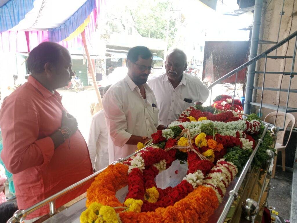 యశోదమ్మ మృతదేహానికి నివాళి అర్పించిన ఉన్నం వాసుదేవ నాయుడు