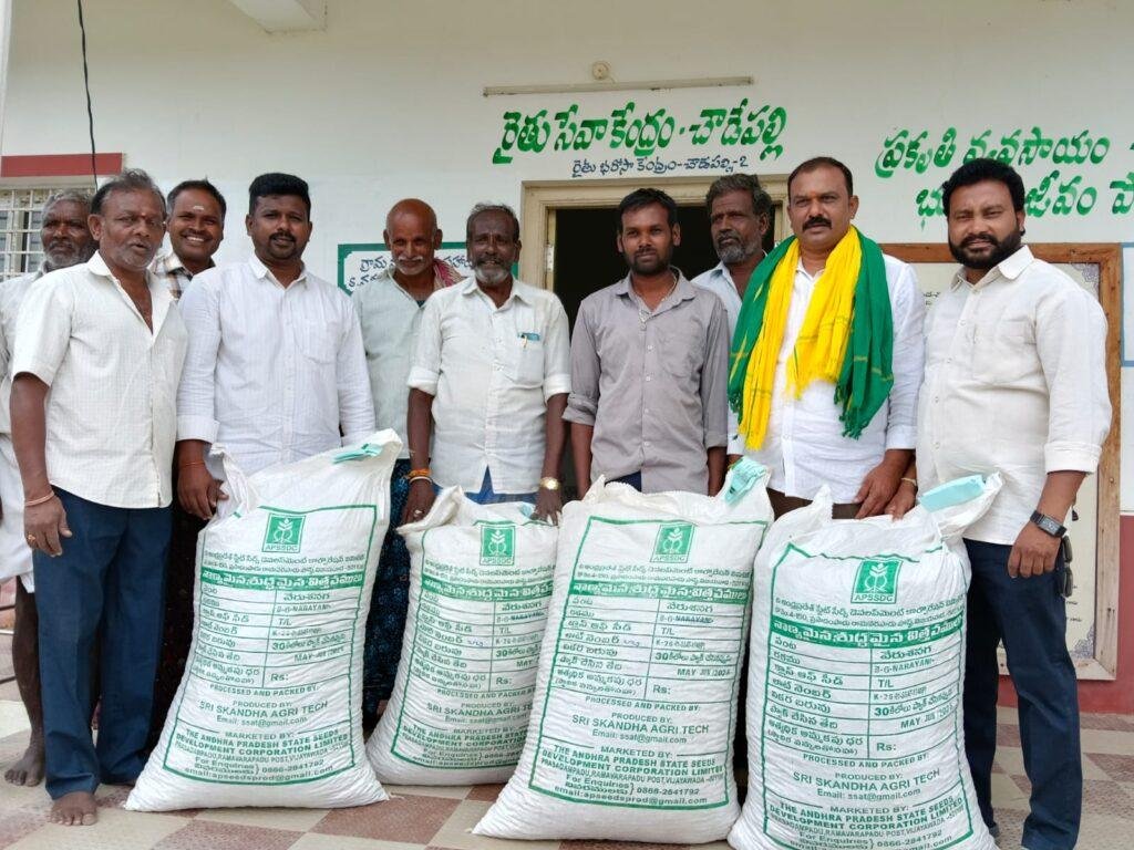 చౌడేపల్లిలో రైతు భరోసా కేంద్రంలో వేరు సెనగ విత్తన కాయలు పంపిణీ
