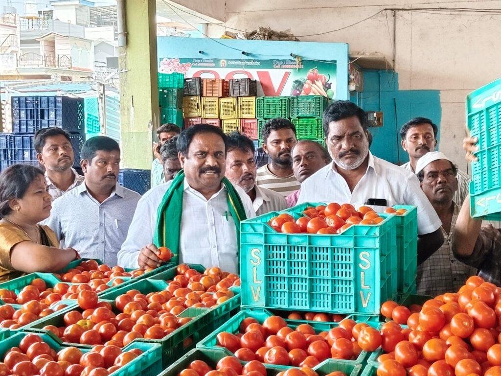 రైతుకు గిట్టుబాటు ధర కల్పించడమే లక్ష్యం : మార్కెట్ కమిటీ చైర్మన్ రాజన్న