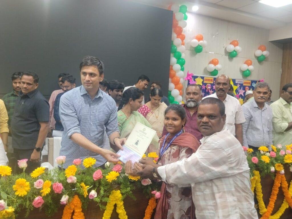 కలెక్టర్ చేతులు మీదుగా షైనింగ్ స్టార్ అవార్డును అందుకున్న జోత్స్న రాణి