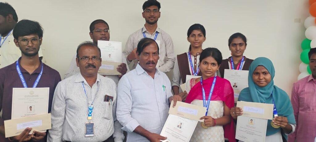 షైనింగ్ స్టార్స్ అవార్డులు సాధించిన మదర్ థెరిసా కళాశాల విద్యార్థులు