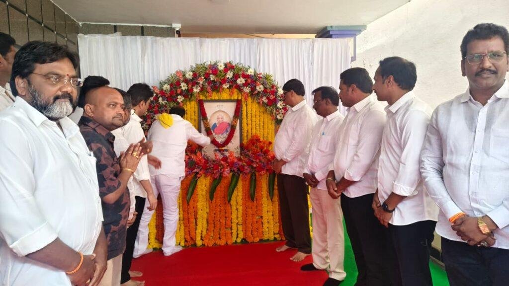 శ్రీమతి పుట్టా పోలమ్మ గారి చిత్రపటానికి APCOB, DCCB చైర్మన్ల ఘన నివాళి