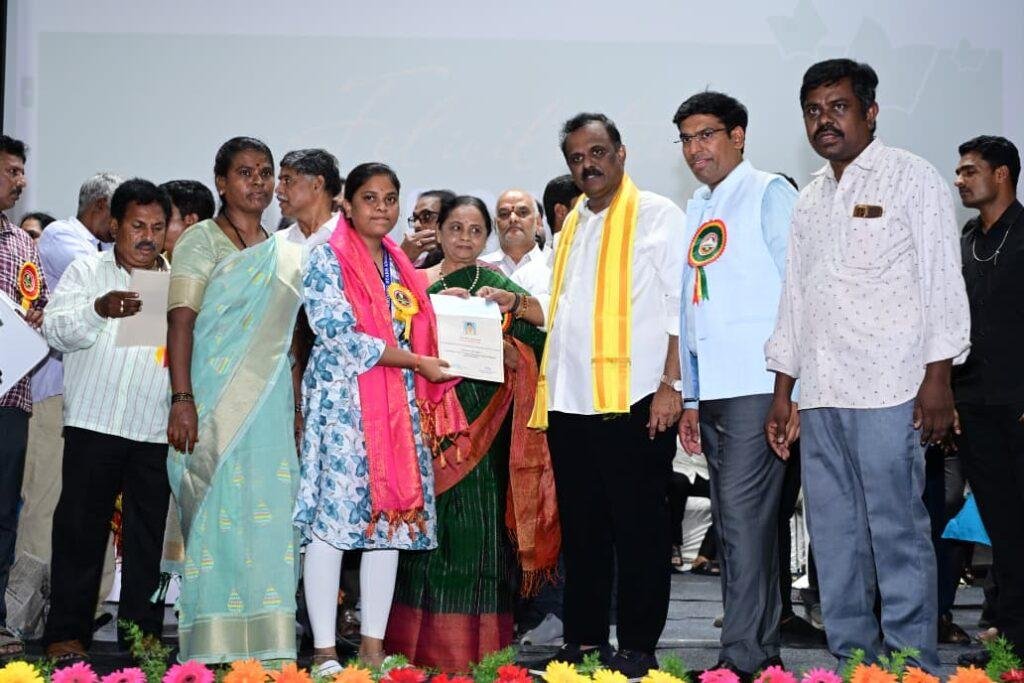 షైనింగ్ స్టార్స్ అవార్డుల పంపిణీ కార్యక్రమంలో జిల్లా ఇంచార్జి మంత్రి