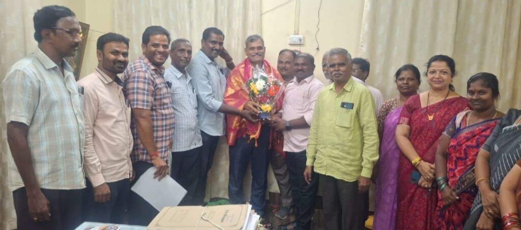 నూతన డీఈఓ మర్యాదపూర్వకంగా కలిసి సన్మానిస్తున్న ఏపీటీఎఫ్ -1938 జిల్లా అధ్యక్ష ప్రధాన కార్యదర్శులు చలపతిరావు, డాక్టర్ యం .గిరిబాబు యాదవ్