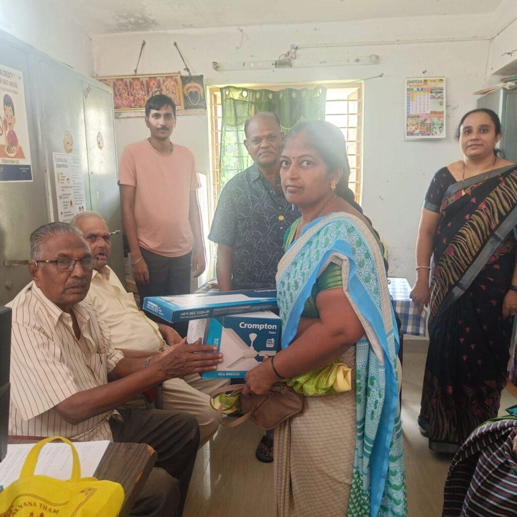 అంగన్వాడీ కేంద్రాలకు ఫ్యాన్ల విరాళం