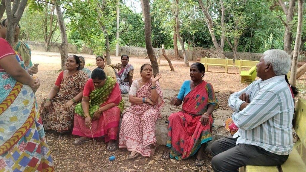స్వచ్ఛ రథంపై మహిళలకు అవగాహన