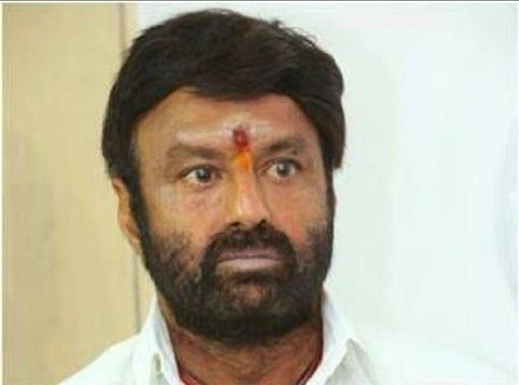 షూటింగ్ స్పాట్ లో స్వల్ప ప్రమాదానికి గురైన హీరో బాలయ్య