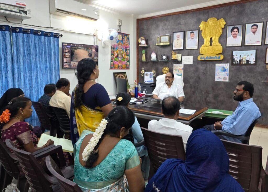స్వయం సహాయక మహిళలు ఆర్థికంగా ఎదగాలి : కమీషనర్ వర్మ