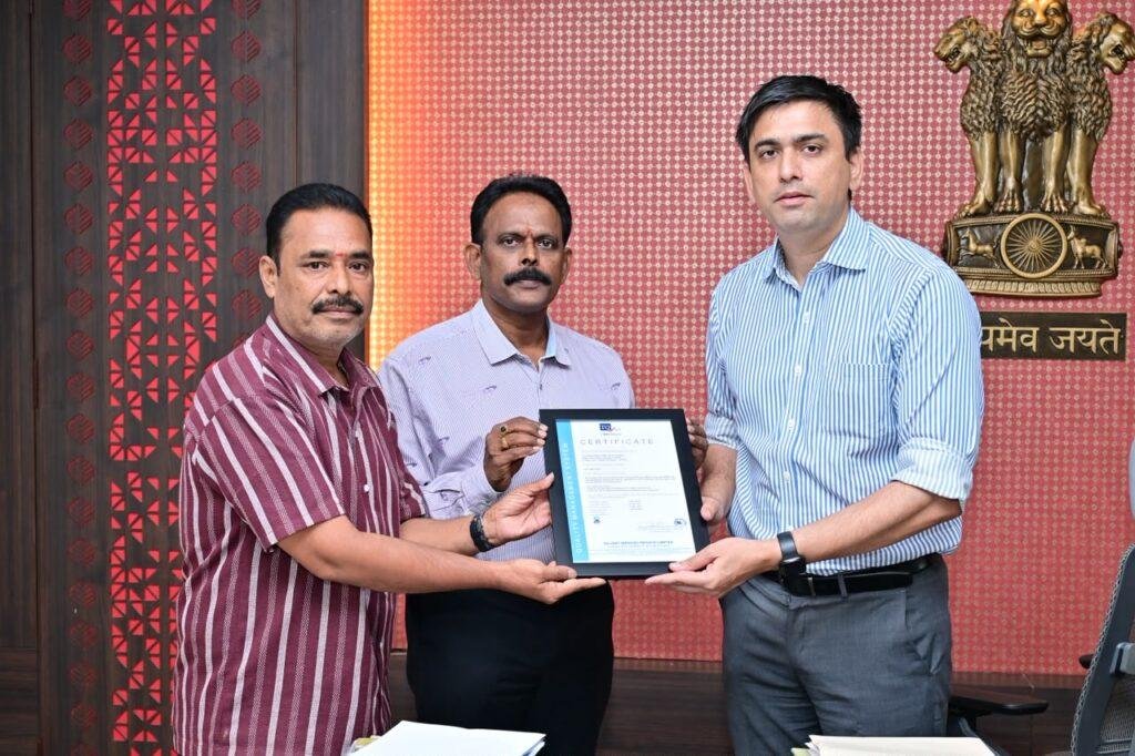జిల్లా కలెక్టర్ సుమిత్ కుమార్ వద్ద అవార్డు అందుకుంటున్న డిప్యూటీ ఎంపీడీవో మధుసూదన్