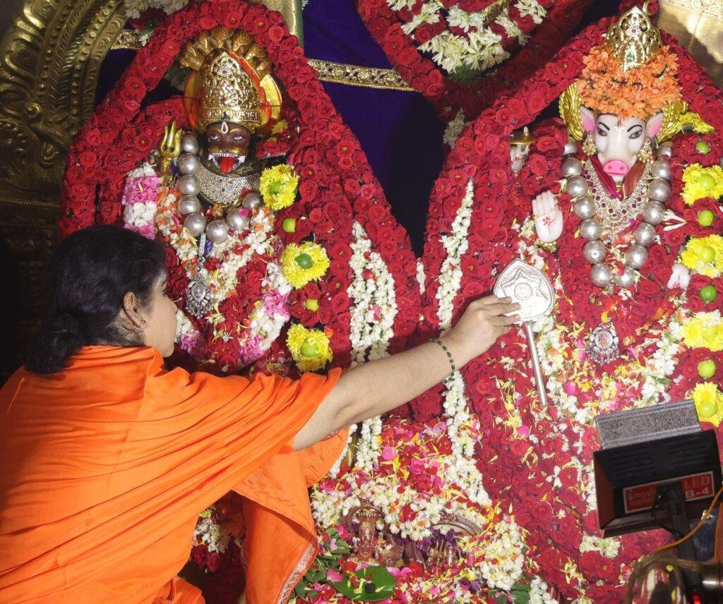 శ్రీ శక్తి పీఠానికి పోటెత్తిన భక్తులు