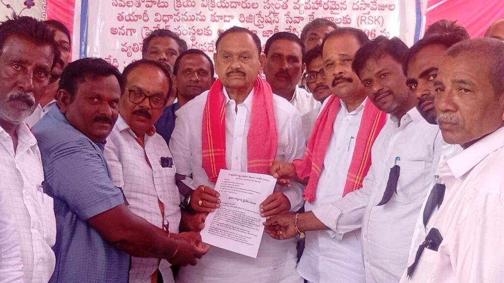 రిజిస్ట్రేషన్ల ప్రైవేటీకరణపై మాజీ ఎమ్మెల్యే రఘురామిరెడ్డి ఆగ్రహం