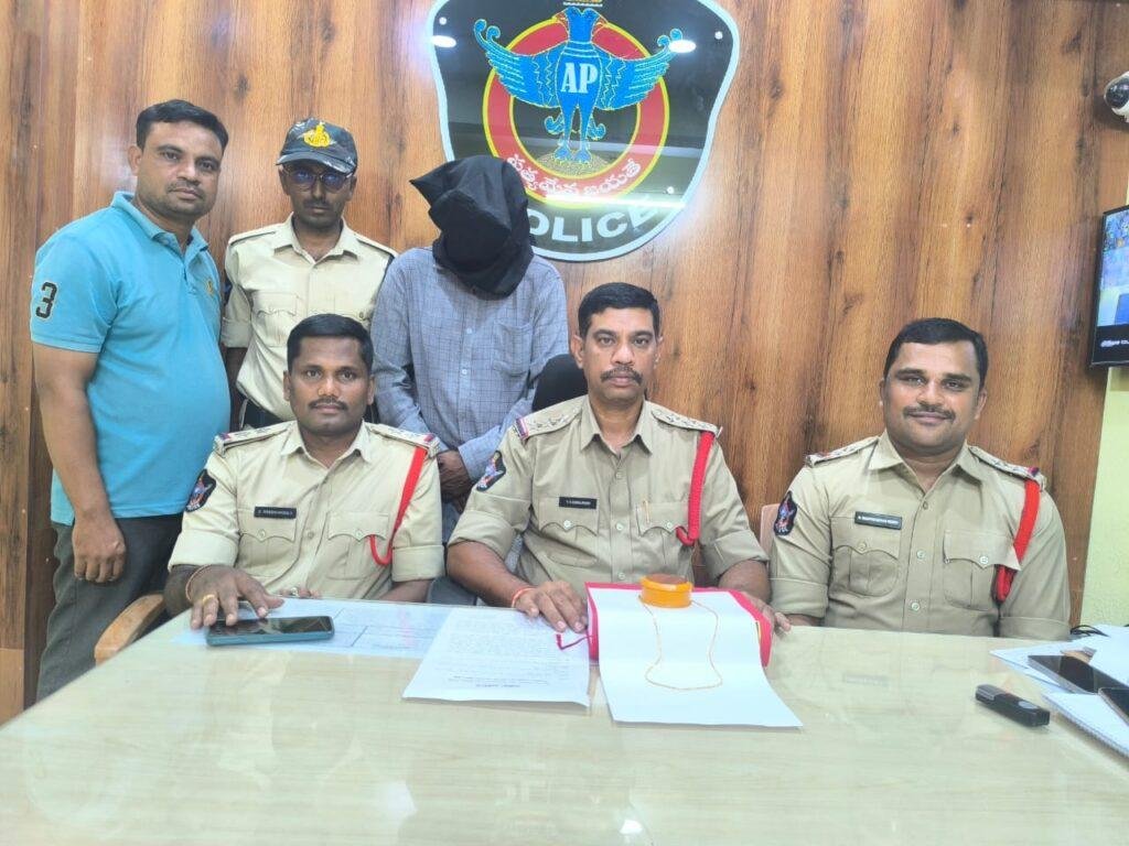 ​బంధువే దొంగలా మారాడు: ప్రొద్దుటూరులో రూ.2 లక్షల విలువైన బంగారు గొలుసు చోరీ సక్సెస్ కేసు చేధించిన వన్ టౌన్ పోలీసులు