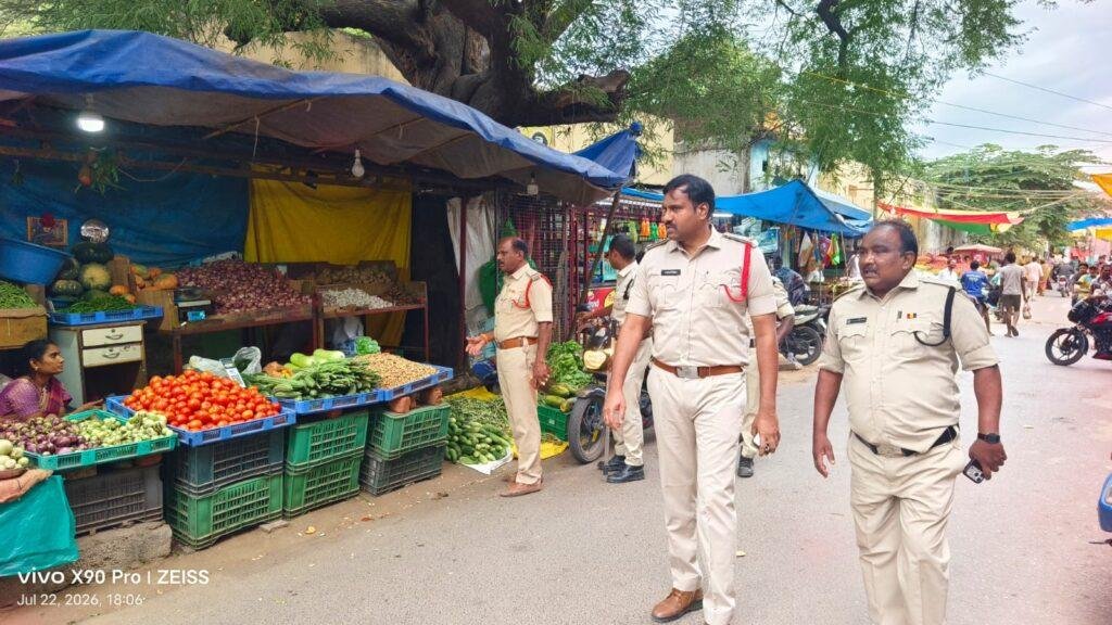 పోలీస్ ‘ఫుట్ పెట్రోలింగ్’.. రోడ్డు ప్రమాదాల నివారణపై అవగాహన!