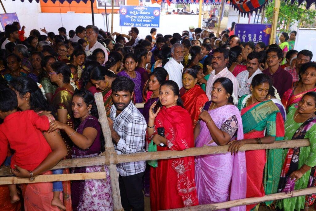 భక్తులతో కిటకిటలాడిన శ్రీశక్తి పీఠాలు