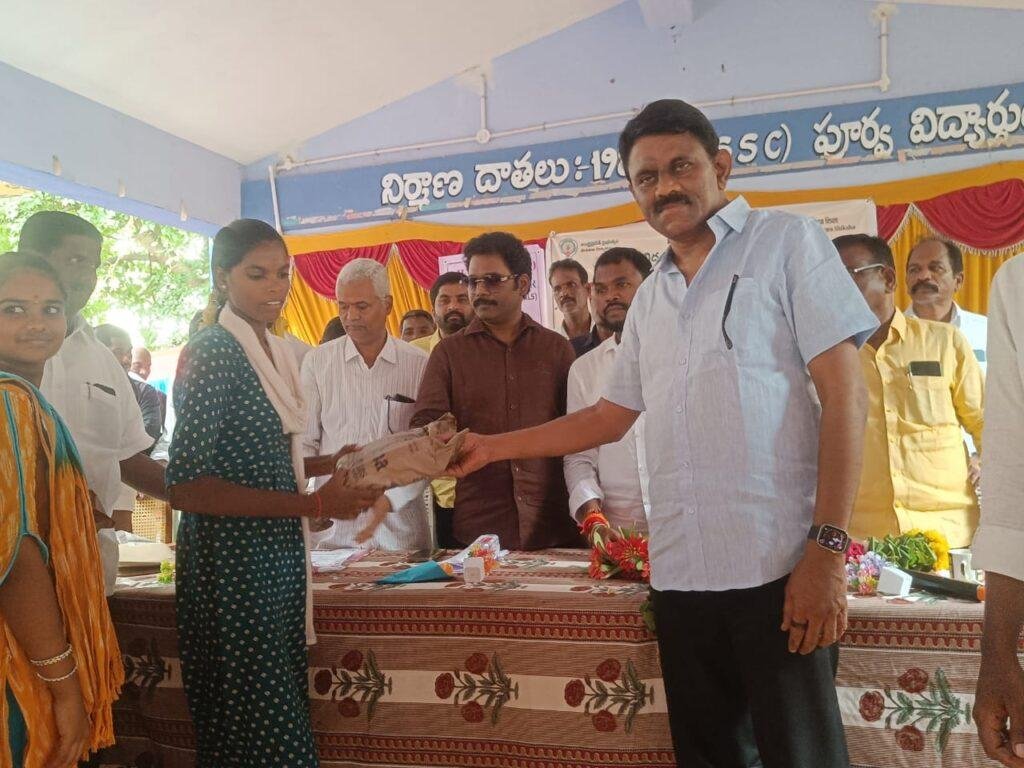 ఇంటర్ విద్యార్థినిలకు యూనిఫామ్ దుస్తులు పంపిణీ