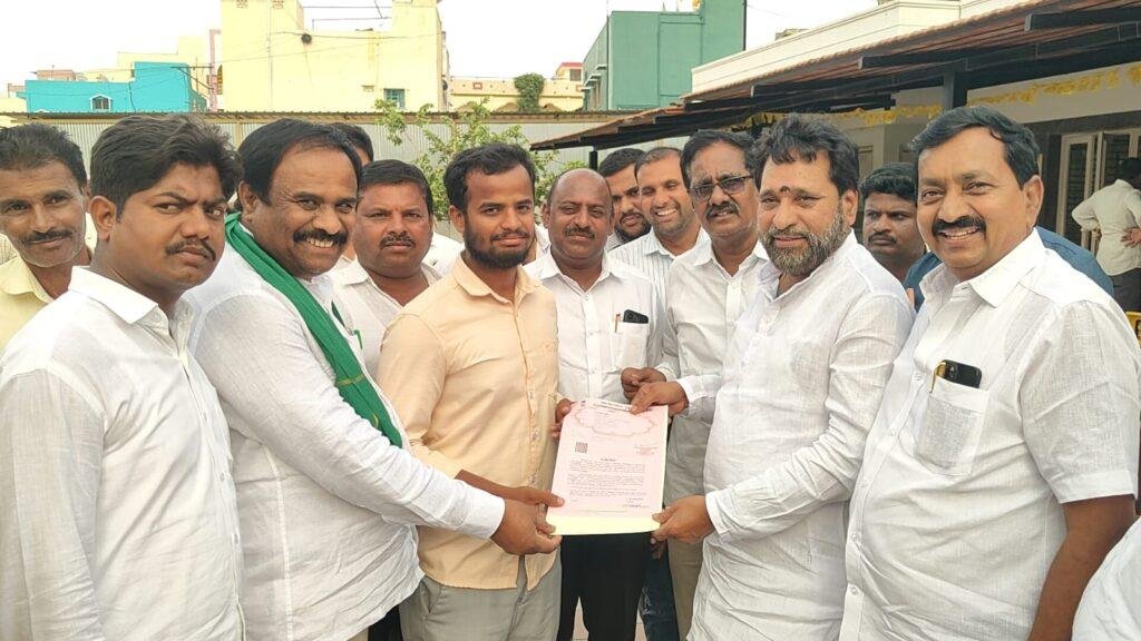 మండి వ్యాపారస్థులకు మంజూరు పత్రాలు పంపిణి