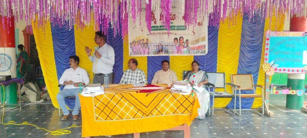 పదవ తరగతిలో ఉత్తమ మార్కులు సాధించిన వారిని సన్మానం