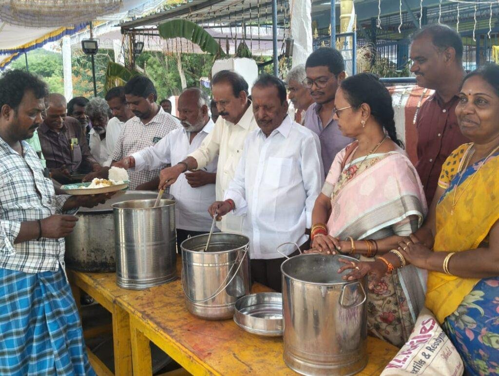 ఆలయం వద్ద అన్నదాన కార్యక్రమం