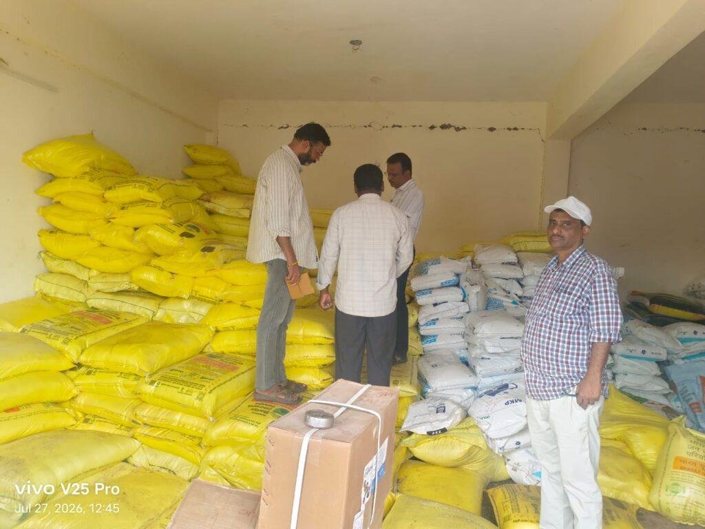 బి. మఠంలో ఎరువుల దుకాణాలపై వ్యవసాయ శాఖ అధికారుల మెరుపు దాడి