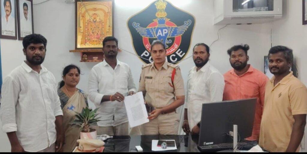 నియోజకవర్గ ఇన్చార్జి యుగంధర్ పై అసత్య ఆరోపణ చేసిన వారిపై కేసు నమోదు చేయాలని ఫిర్యాదు
