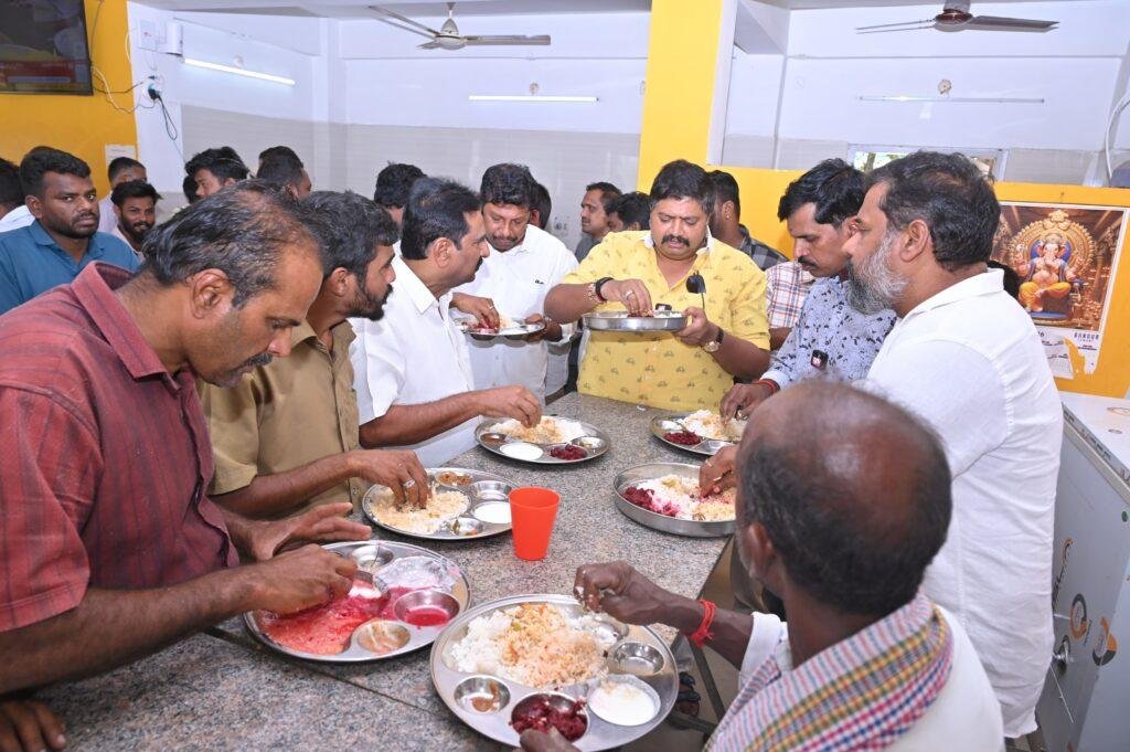 చిత్తూరు అన్నా క్యాంటీన్ లో  “ఎమ్మెల్యే మధ్యాహ్నం భోజనం