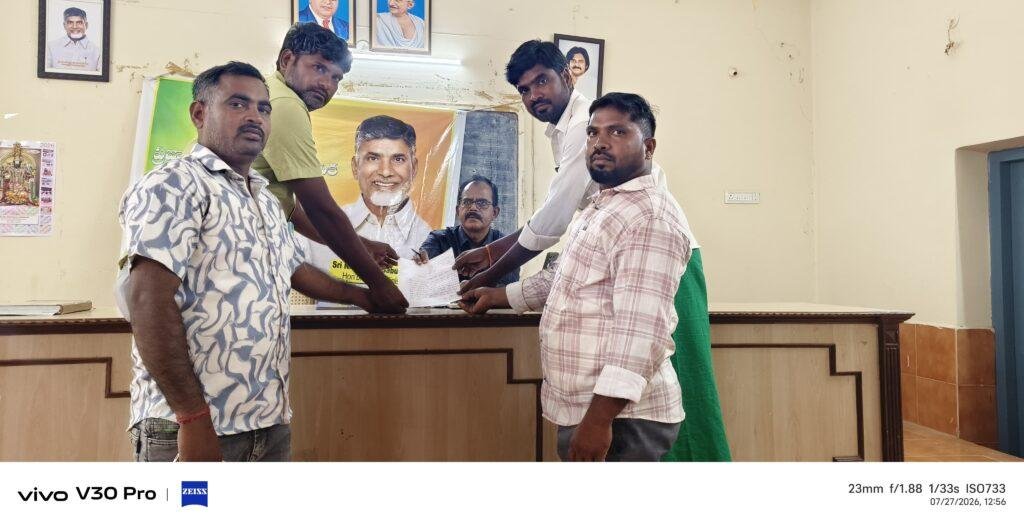 రైతులకు రహదారి కల్పించాలని ఎంపీడీవోకు జనసేన నాయకుల వినతి