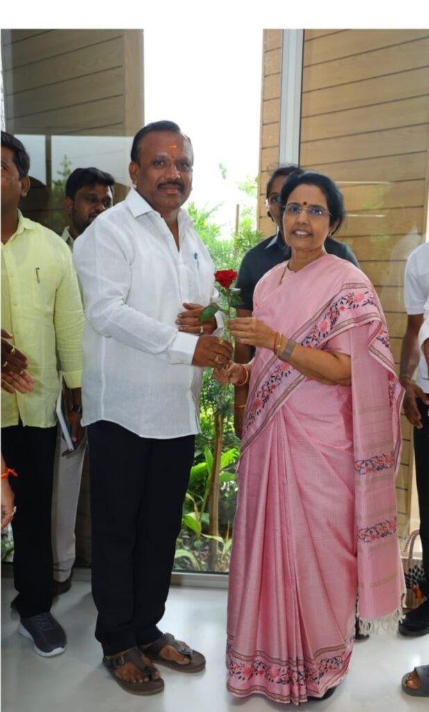 నారా భువనేశ్వరి ని కలిపిన కుప్పం బిజెపి ఇన్చార్జ్