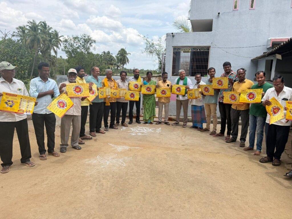 రెండు సంవత్సరాలలో మండలం అభివృద్ధి పై కరపత్రాలను ఇంటింటికీ అందజేసిన నాయకులు
