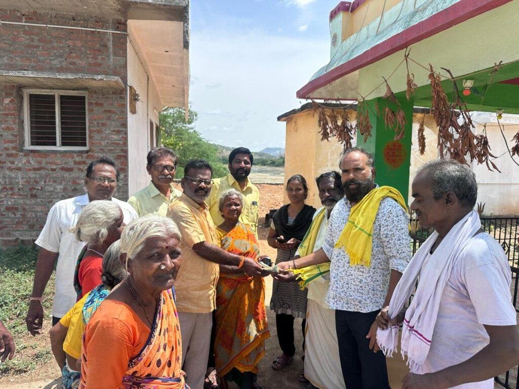 ఎన్టీఆర్ భరోసా పింఛన్లను పంపిణీ చేసిన నియోజకవర్గ పరిశీలకులు
