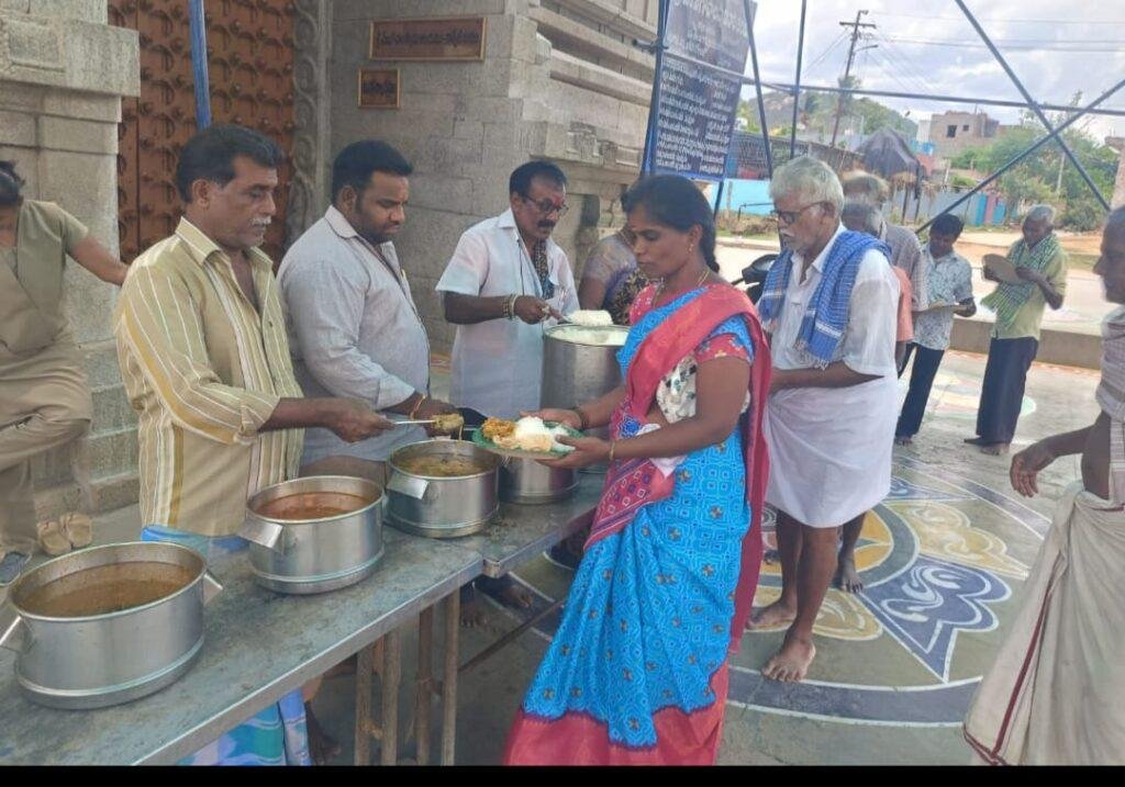 వేణుగోపాల స్వామి ఆలయంలో అన్నదాన కార్యక్రమం