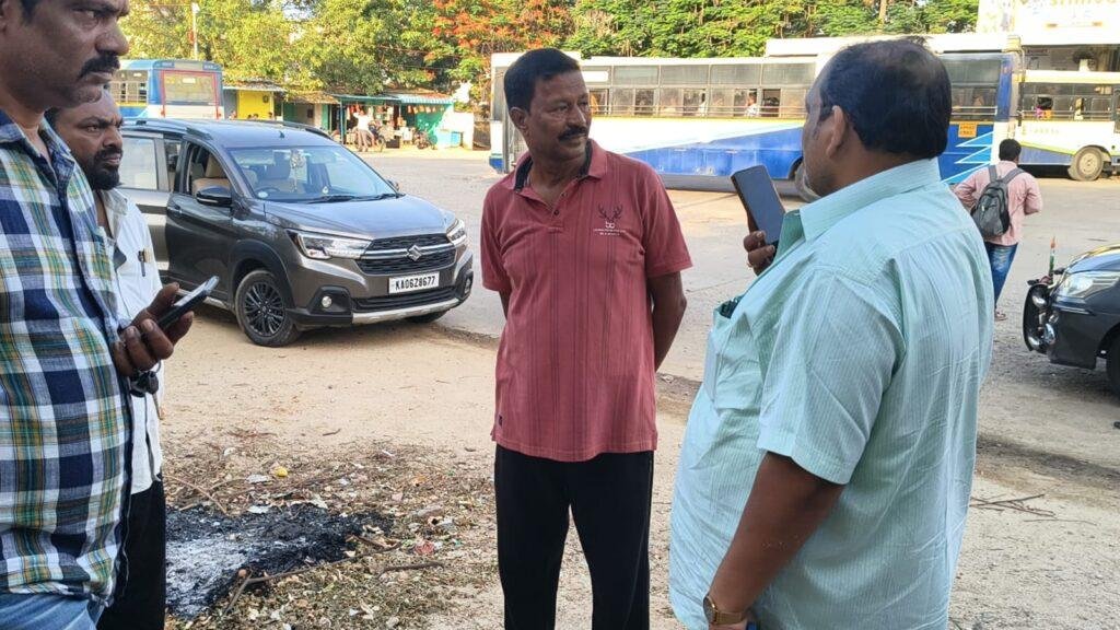 ఆర్టీసీ బస్ స్టాండ్‌లో చెత్తకు నిప్పు పెట్టిన ఆకతాయిలు -సత్వరమే స్పందించిన మునిసిపల్ కమిషనర్
