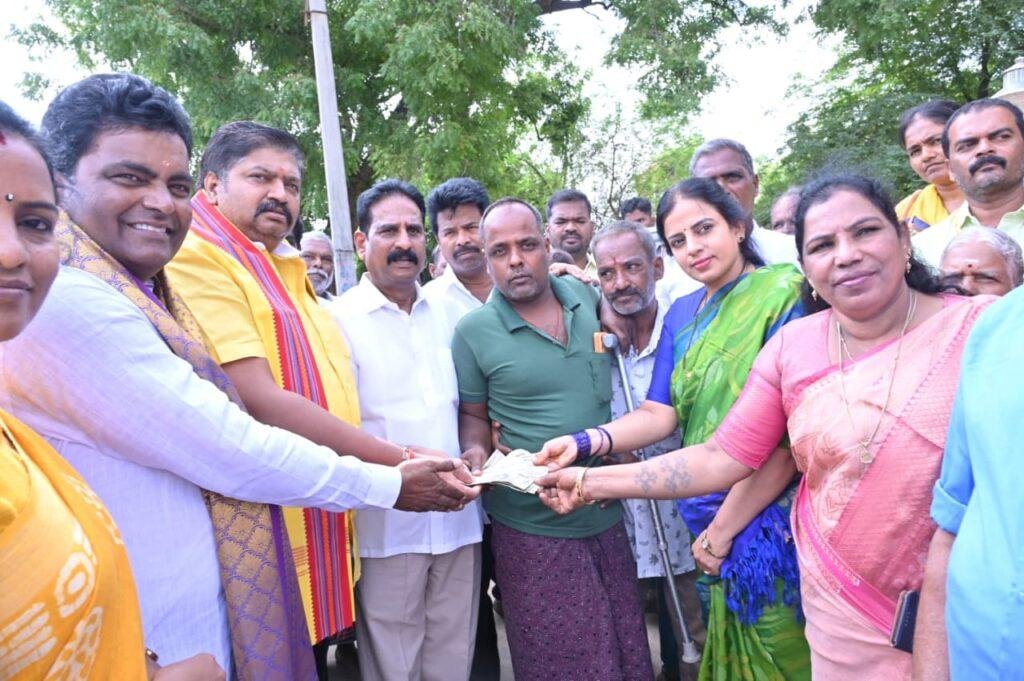 పింఛను సొమ్ములతో.. లబ్ధిదారుల ముఖాల్లో ఆనందం -ఎమ్మెల్యే గురజాల జగన్ మోహన్