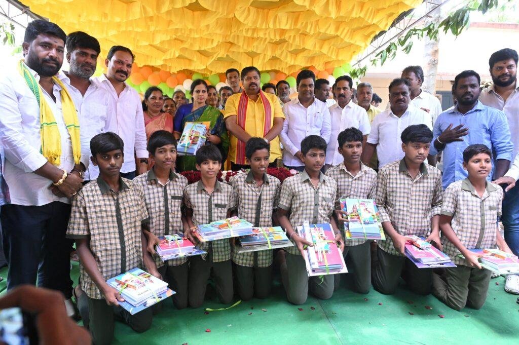 విద్యార్థులకు నోటు బుక్స్ పంపిణీ చేసిన ఎమ్మెల్యే గురజాల జగన్ మోహన్
