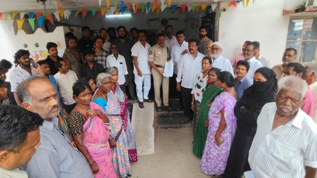 మురుగు కాలువలు నిర్మించి రోడ్డు వేయాలి