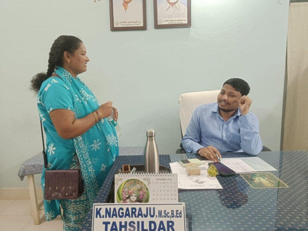 ప్రజా ఫిర్యాదుల పై ప్రత్యేక దృష్టి సాధించాలి  -తాసిల్దార్ నాగరాజు
