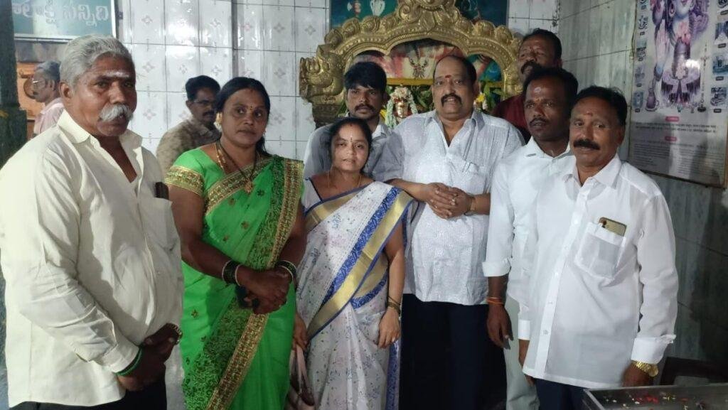 కాశీ విశ్వేశ్వర స్వామి ఆలయంలో ప్రత్యేక పూజలు