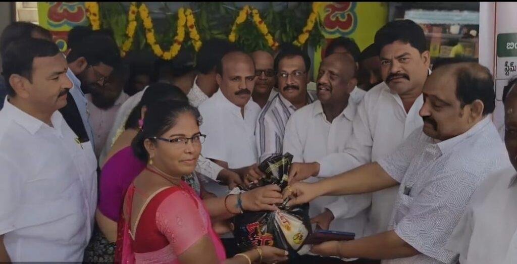 పలమనేరులో సన్నబియ్యం విక్రయ కేంద్రం ప్రారంభం