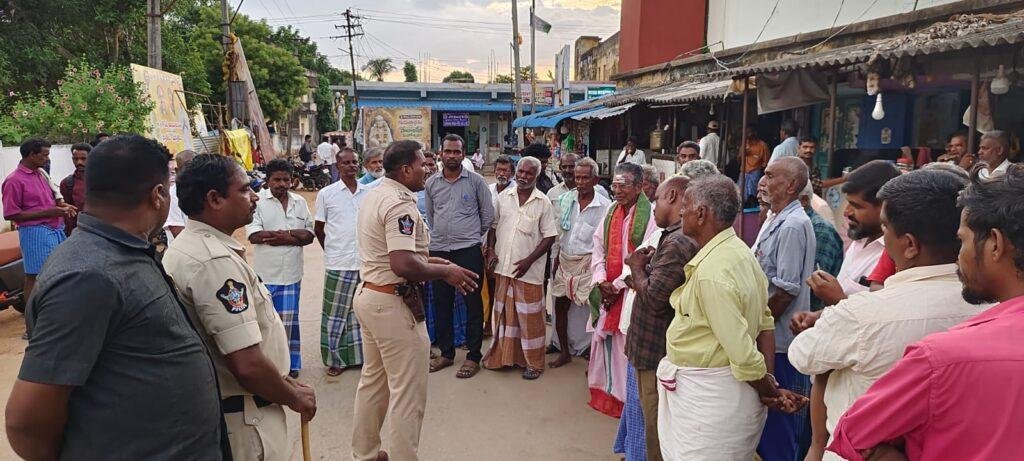 గ్రామస్తులతో ముఖాముఖి నిర్వహించిన ఎస్ఐ సునీల్