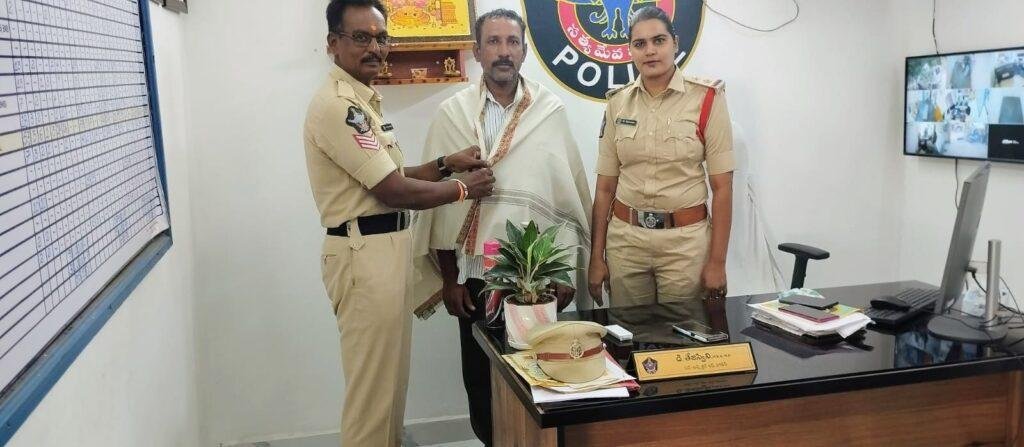 ఆటో డ్రైవర్ నిజాయితీకి మెచ్చి సత్కరించిన ఎస్ఐ తేజస్విని