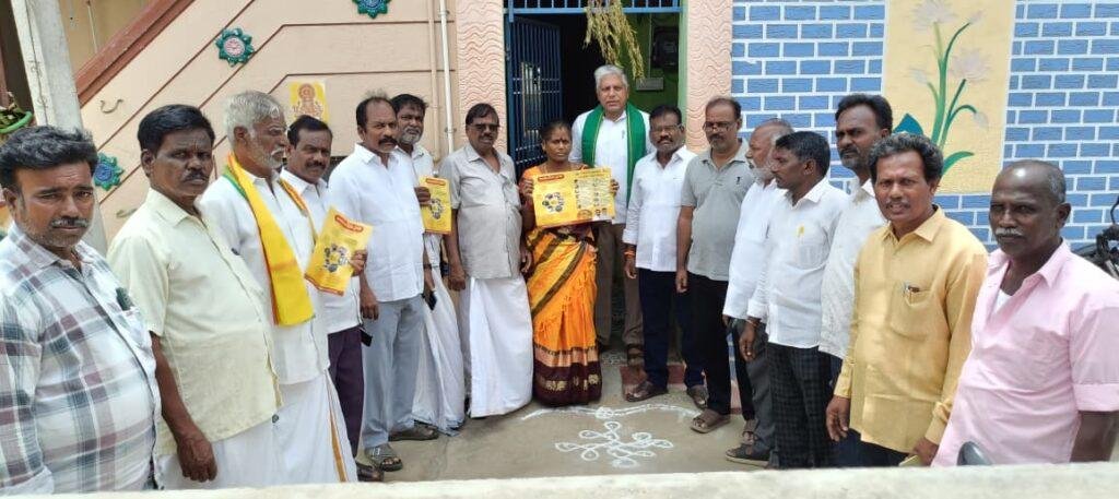 అభివృద్ధి, సంక్షేమాన్ని వివరిస్తూ..ఇంటింటికినాయకులతో కలిసి కరపత్రాలు పంపిణీ