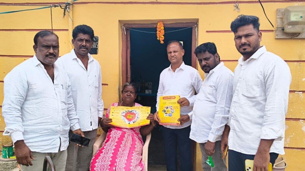 కుప్పం 11వ క్లస్టర్‌లో ఇంటింటికీ తెలుగుదేశం కార్యక్రమం.  పథకాలను ప్రజలకు వివరిస్తున్న క్లస్టర్ ఇంచార్జ్ కన్నన్, టిడిపి నేతలు
