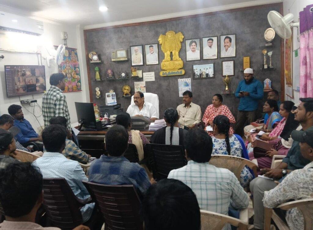ఓటర్ల ముసాయిదా జాబితా ప్రచురణ : ఏఈఓ, కమిషనర్ లోకేశ్వర వర్మ