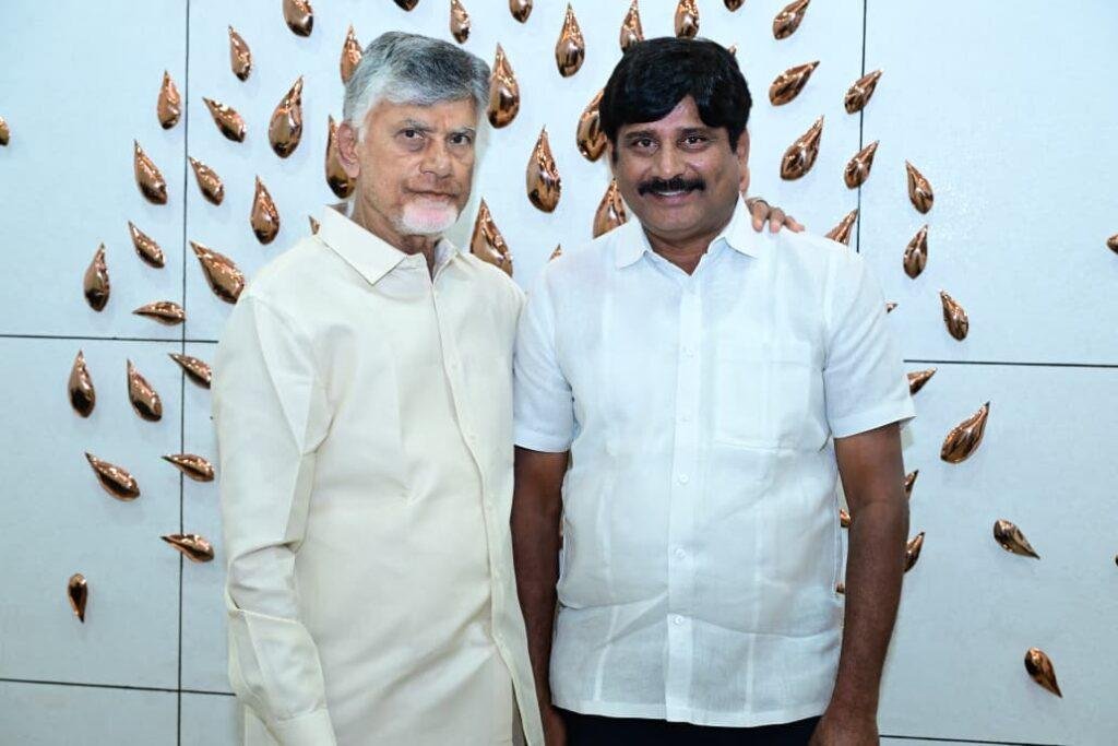 ఉండవల్లిలో సీఎం చంద్రబాబును కలిసిన ఎంఎస్‌ఎంఈ కార్పొరేషన్ డైరెక్టర్ చినబాబు