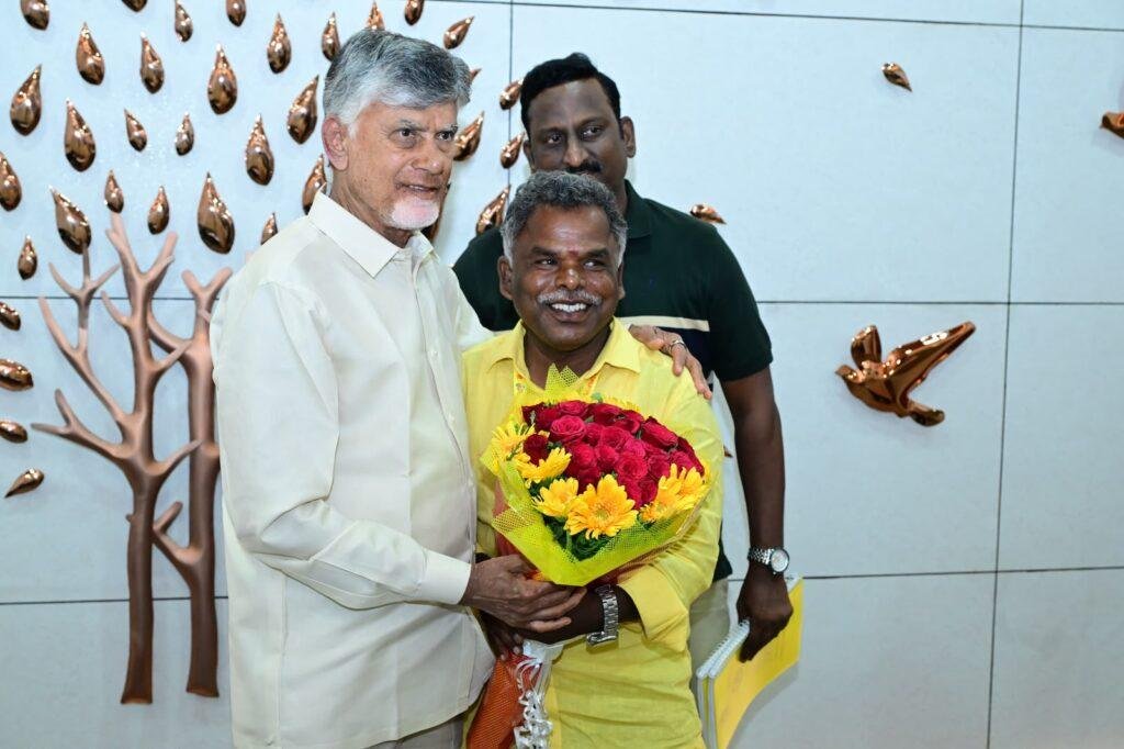 రాష్ట్ర ముఖ్యమంత్రి నారా చంద్రబాబునాయుడు కలిసిన మాజీ డి ఎల్ డి ఏ చైర్మన్ అక్కల తిరుమలనాద్