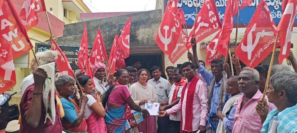 డప్పు కళాకారులకు గుర్తింపు కార్డులు ఇవ్వాలి